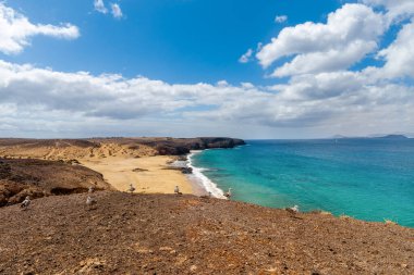 Güzel sahil manzarası ve tropikal Lanzarote denizi. Kanaryalar
