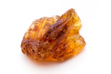 Kahverengi karamelli şeker küpü beyaz zemin üzerinde izole.