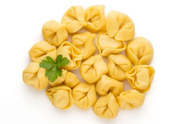 Çiğ makarna, otlu tortellini..