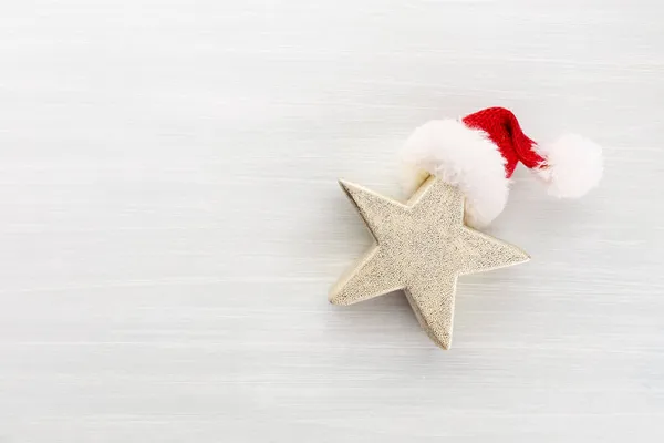 Weihnachtsstern Und Weihnachtsmütze Dekor Auf Papier Hintergrund — Stockfoto