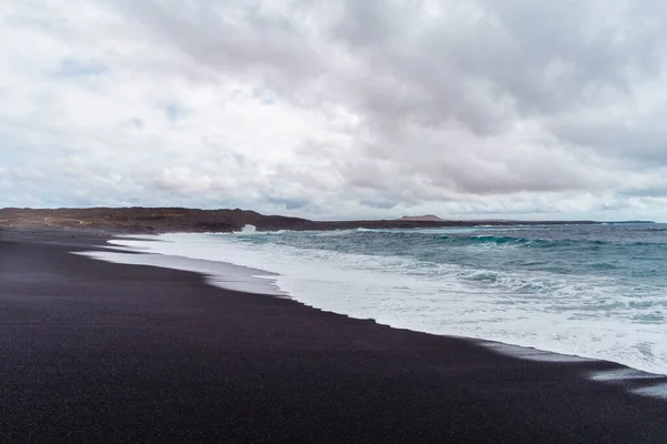 Piękna Plaża Wyspie Lanzarote Piaszczysta Plaża Otoczona Górami Wulkanicznymi Oceanem — Zdjęcie stockowe
