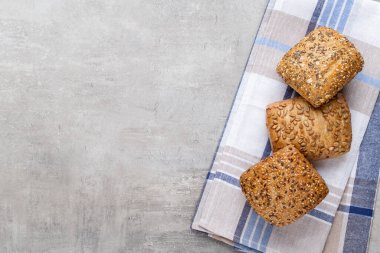 Koyu gri mutfak masasında taze pişmiş ekmek..