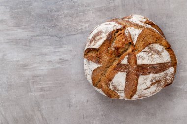 Koyu gri mutfak masasında taze pişmiş ekmek..