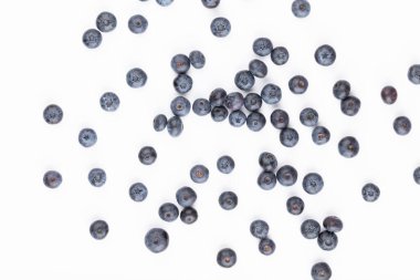 Beyaz arka planda yaban mersini izole edilmiş. Yabanmersini sınır tasarımı. Olgun ve sulu taze toplanmış yaban mersini.. 