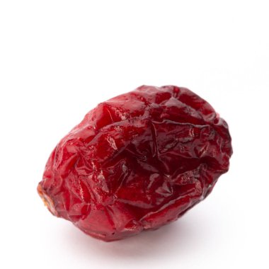 Kurutulmuş yaban mersini beyaz arka planda izole edilmiş.