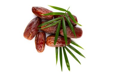 Kuru tarihler beyaz arkaplanda izole edilmiş. Üst Manzara. Düz uzanma deseni.