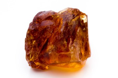 Kahverengi karamelli şeker küpü beyaz zemin üzerinde izole.