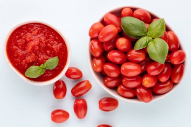 Pasta masasında taze domatesler. Domates arka planı, sağlıklı sebze ve fesleğen yaprakları..