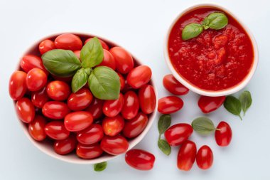 Pasta masasında taze domatesler. Domates arka planı, sağlıklı sebze ve fesleğen yaprakları..