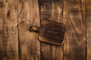 Eski bir rustik masa üzerindeki kesme tahtasını boşalt