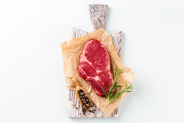 Steak Frais Cru Aux Côtes Levées Sur Planche Découper Bois — Photo