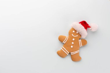 Lezzetli zencefilli kurabiye ve pastel arka planda Noel dekoru..