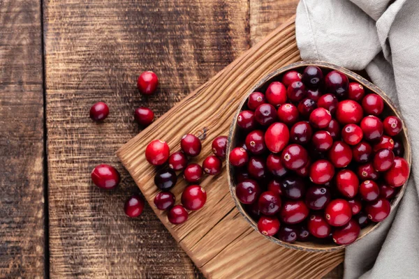 Canneberge Mûre Dans Bol Bois Sur Une Table Bois — Photo