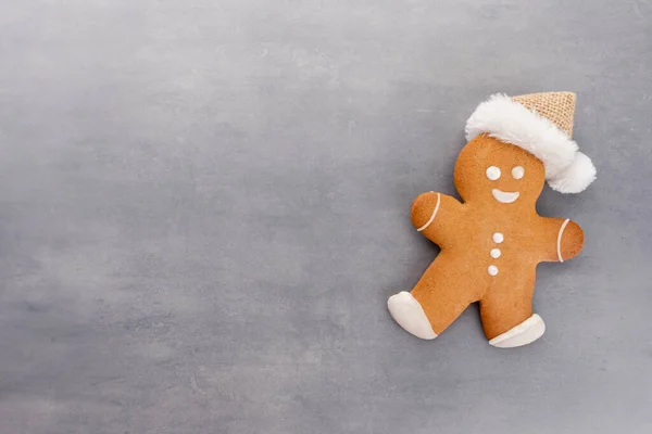 面糊背景上的美味姜饼饼干和圣诞装饰 — 图库照片