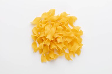 Beyaz arkaplanda makarna yığını.