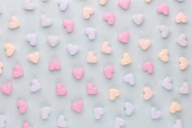 Sevgililer Günü geçmişi. Pastel mavi arka planda şeker kalpli kompozisyon. Sevgililer Günü tebrik kartı. Düz yatış, üst görünüm.