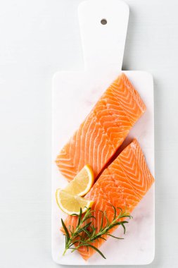 Ispanaklı ve mercimekli taze somon bifteği..