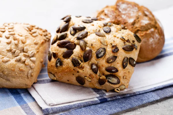 Koyu gri mutfak masasında taze pişmiş ekmek..