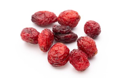 Kurutulmuş yaban mersini beyaz arka planda izole edilmiş.