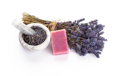 Lavanta ve turuncu doğal kozmetik ürünleri, beyaz arka planda ev yapımı spa için limon..