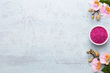 Spa aromaterapi arka planı, basit orkide çiçekleriyle süslenmiş çeşitli güzellik ürünleri..