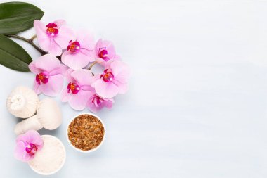Spa aromaterapi arka planı, basit orkide çiçekleriyle süslenmiş çeşitli güzellik ürünleri..