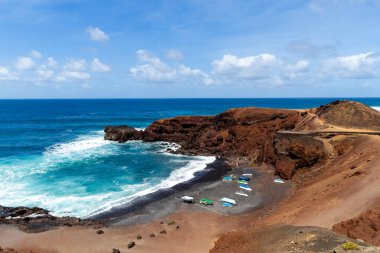 Lanzarote adasında güzel bir sahil. Etrafı volkanik dağlar, Atlantik Okyanusu ve harika plajlarla çevrili kumsal. Lanzarote. Kanarya Adaları 