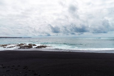 Lanzarote adasında güzel bir sahil. Etrafı volkanik dağlar, Atlantik Okyanusu ve harika plajlarla çevrili kumsal. Lanzarote. Kanarya Adaları 