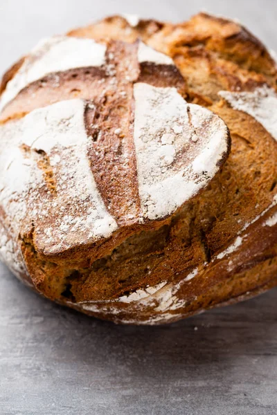 Koyu gri mutfak masasında taze pişmiş ekmek..