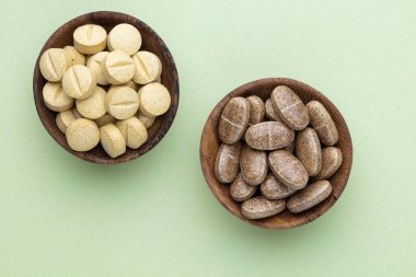 Vitamin hapı tableti, mineral ve takviye maddesi, bitkisel ilaç tozu tıp pastel arka planında fotokopi alanı ile birlikte..