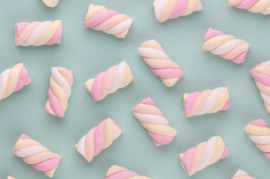 Pastel arka planda renkli şekerlemeler. Yaratıcı desen.