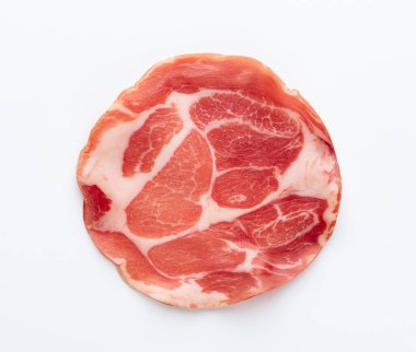 İtalyan prosciutto crudo. Beyaz arka planda soyutlanmış jambon..