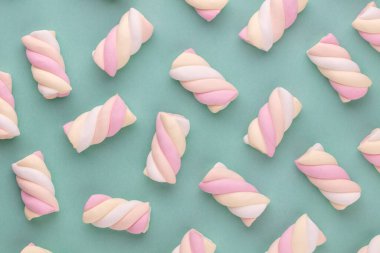 Pastel arka planda renkli şekerlemeler. Yaratıcı desen.