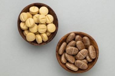 Vitamin hapı tableti, mineral ve takviye maddesi, bitkisel ilaç tozu tıp pastel arka planında fotokopi alanı ile birlikte..