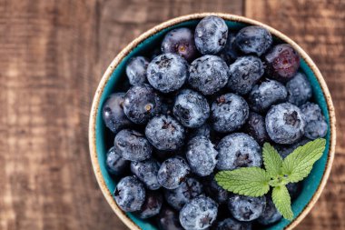 Tahta masada yeşil nane yapraklı taze yaban mersini.. 