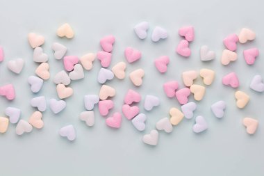 Sevgililer Günü geçmişi. Pastel mavi arka planda şeker kalpli kompozisyon. Sevgililer Günü tebrik kartı. Düz yatış, üst görünüm.