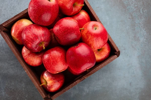 Manzanas Rojas Maduras Caja Madera Vista Superior Con Espacio Para — Foto de Stock