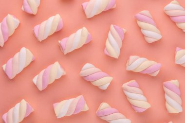 Pastel arka planda renkli şekerlemeler. Yaratıcı desen.