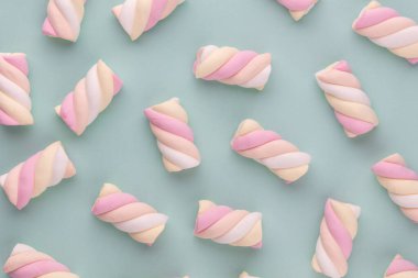 Pastel arka planda renkli şekerlemeler. Yaratıcı desen.