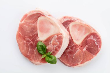 Beyaz arka planda çiğ et ve domuz eti..