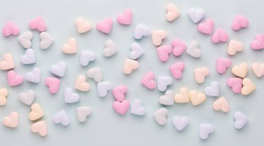 Sevgililer Günü geçmişi. Pastel mavi arka planda şeker kalpli kompozisyon. Sevgililer Günü tebrik kartı. Düz yatış, üst görünüm.