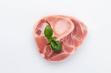 Beyaz arka planda çiğ et ve domuz eti..