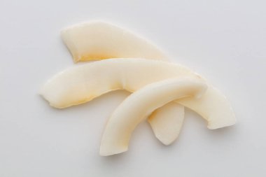 Beyaz arkaplanda izole edilmiş hindistan cevizi parçaları. 