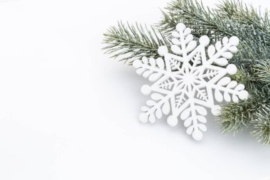 Beyaz arkaplanda Noel süslemesi.