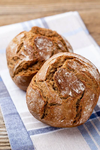 Koyu gri mutfak masasında taze pişmiş ekmek..