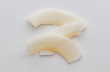 Beyaz arkaplanda izole edilmiş hindistan cevizi parçaları. 