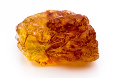 Kahverengi karamelli şeker küpü beyaz zemin üzerinde izole.