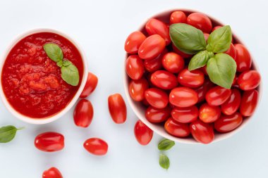 Pasta masasında taze domatesler. Domates arka planı, sağlıklı sebze ve fesleğen yaprakları..