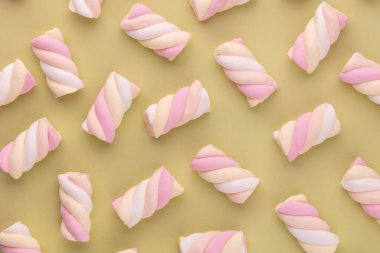 Pastel arka planda renkli şekerlemeler. Yaratıcı desen.