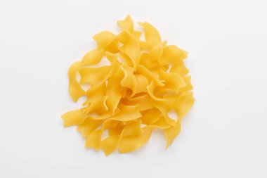 Beyaz arkaplanda makarna yığını.